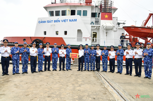 Chính ủy Vùng Cảnh sát biển 2 động viên cán bộ, chiến sĩ Tàu CSB 9002 lên đường thực hiện nhiệm vụ trực Tết