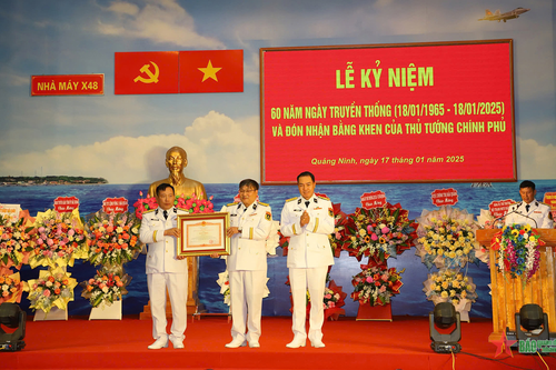 Nhà máy X48 kỷ niệm ngày truyền thống và đón nhận Bằng khen của Thủ tướng Chính phủ