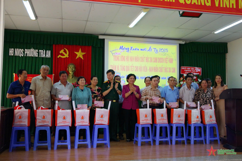 Cần Thơ: Thăm và tặng quà Tết hội viên nạn nhân chất độc da cam