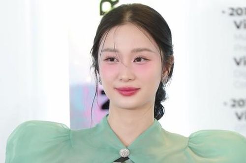 'Mỹ nhân màn ảnh' Jun Vũ rũ bỏ vẻ quyến rũ thường thấy, thử sức diễn mảng miếng hài