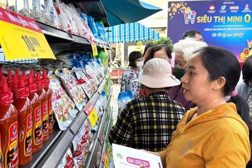Hàng ngàn phụ nữ khó khăn vui sắm tết ở 'Siêu thị mini 0 đồng'