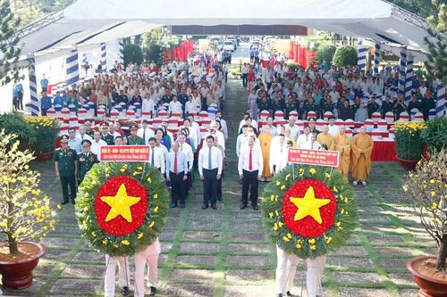 Dâng hương, dâng hoa tại Chiến khu An Phú Đông - Vườn Cau Đỏ