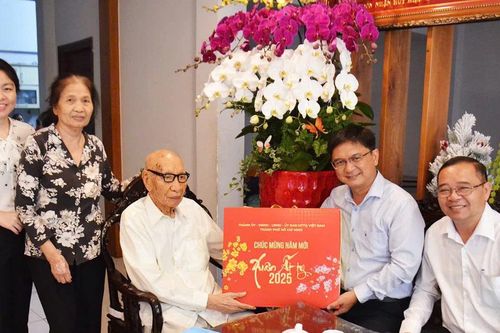 Lãnh đạo TPHCM thăm, chúc tết gia đình nguyên lãnh đạo Đảng, Nhà nước