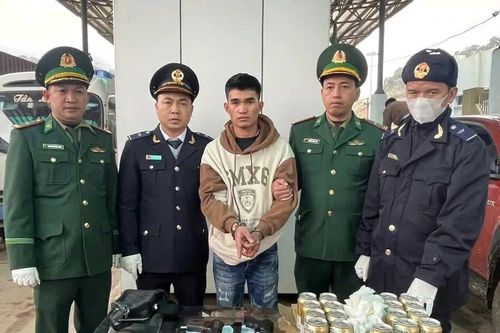 Khởi tố đối tượng vận chuyển 2 khẩu súng ngắn và 92 viên đạn