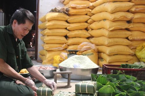 Làng nghề bánh chưng Hố Nai tất bật mùa 'đỏ lửa'