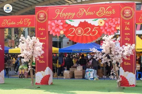 Lan tỏa yêu thương và hy vọng đến học sinh vùng cao qua hội chợ xuân
