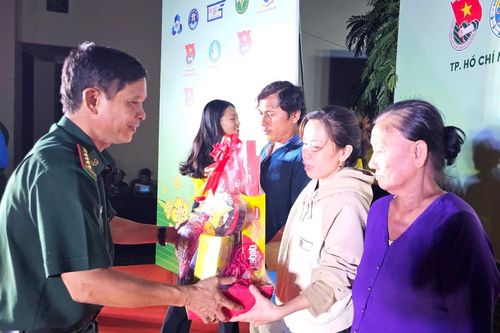 Chương trình 'Nghĩa tình biên giới' đến với cán bộ, chiến sĩ và nhân dân Cần Giờ
