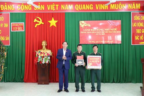 Phó Chủ tịch Quốc hội Trần Quang Phương thăm, chúc Tết cán bộ, chiến sĩ Đồn Biên phòng Tuy Đức