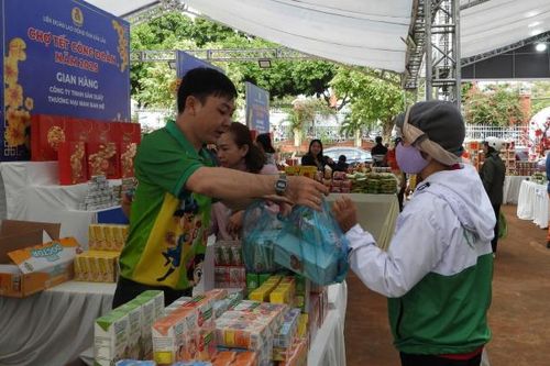 Ấm lòng người lao động tỉnh Đắk Lắk với những phần quà từ Liên đoàn Lao động