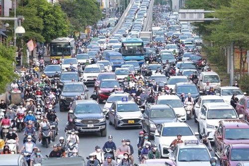 Giảm phương tiện cá nhân, tổ chức giao thông hợp lý để giải bài toán ùn tắc