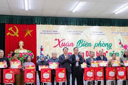 Hải Phòng: Trao 150 suất quà trong chương trình 'Xuân Biên phòng ấm lòng dân biển'