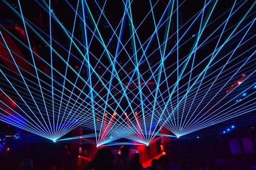 Thêm 2 người mất thị lực do bị đèn laser sân khấu chiếu vào mắt