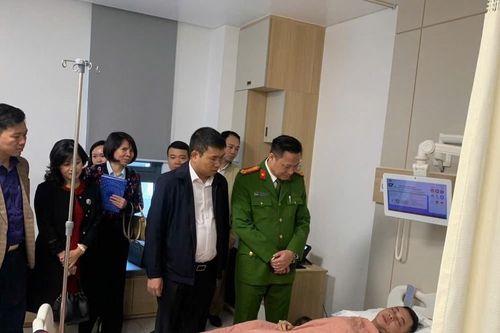 Tạm giữ hình sự 2 đối tượng điều khiển xe đâm cán bộ công an bị thương