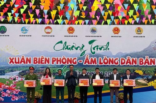 Thắm tình quân dân trên tuyến biên giới Quảng Bình
