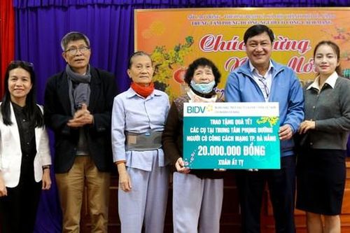 Ngân hàng BIDV và báo Tiền Phong thăm, tặng quà người có công với cách mạng tại Đà Nẵng