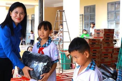 Tuổi trẻ Bình Dương mang quà ý nghĩa đến người dân vùng biên