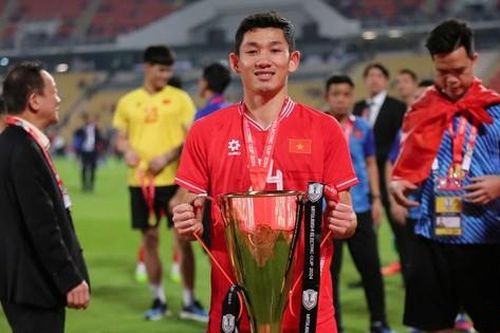 Vô địch ASEAN Cup 2024, tiền vệ Nguyễn Hai Long nhận quà đặc biệt
