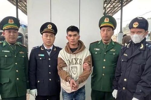Bắt đối tượng vận chuyển trái phép vũ khí qua biên giới