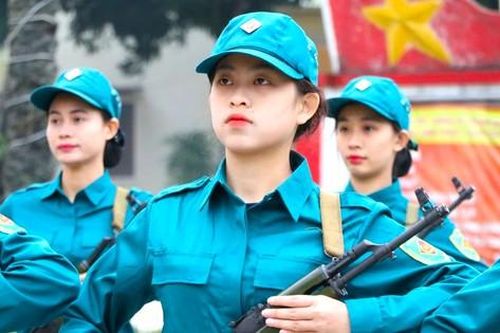 Ngắm những 'bóng hồng' dân quân tập luyện diễu binh, diễu hành