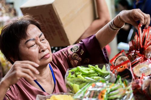 Tiểu thương chợ sỉ bánh kẹo, mứt tết lớn nhất TPHCM thấp thỏm chờ khách