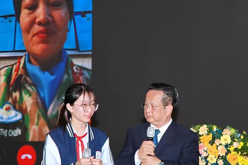 Cuộc gặp bất ngờ của nữ sinh Hà Nội với mẹ tham gia gìn giữ hòa bình ở châu Phi