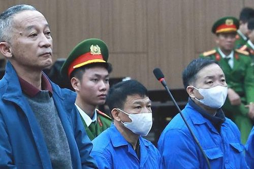 Cựu Chủ tịch tỉnh Lâm Đồng Trần Văn Hiệp bật khóc tại tòa, mong sớm được trở về