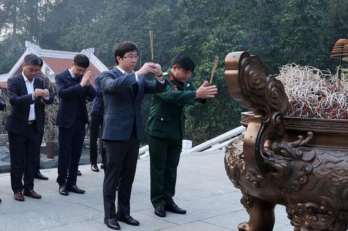 Đoàn công tác Bộ TT&TT dâng hương tưởng nhớ Bác Hồ tại Khu di tích K9 Đá Chông