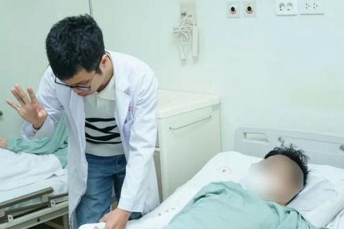 Gãy xương nhập viện sau khi chơi trò vật tay với bạn