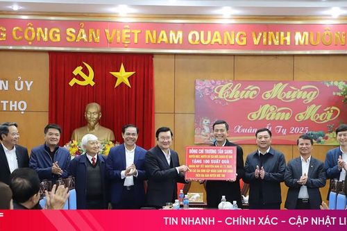 Nguyên Chủ tịch nước Trương Tấn Sang tặng quà tết tại Đức Thọ