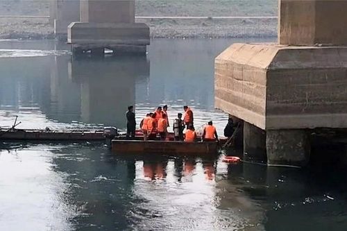 Trục vớt và hủy nổ thành công 18 đầu đạn dưới chân cầu Hòa Bình