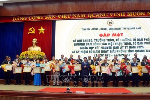Gặp mặt, biểu dương nhân sĩ, trí thức, cán bộ cấp cơ sở dịp Tết