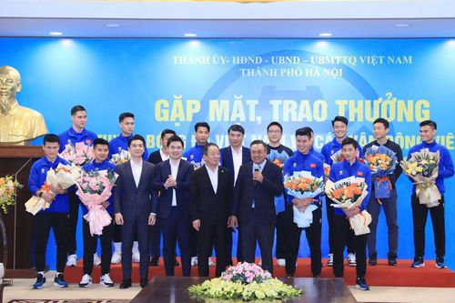 Chủ tịch TP Hà Nội trao thưởng cho đội tuyển bóng đá Việt Nam