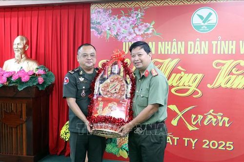 Cục phát triển - Bộ Quốc phòng Campuchia thăm, chúc Tết tại Vĩnh Long