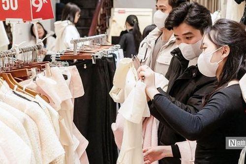 Hà Nội: Nhiều cửa hàng 'sale' khủng dịp cận Tết