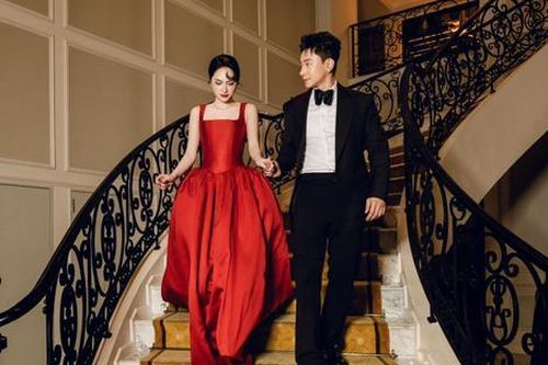 Lộ khoảnh khắc tình trẻ ôm chặt Hương Giang trong buổi tiệc