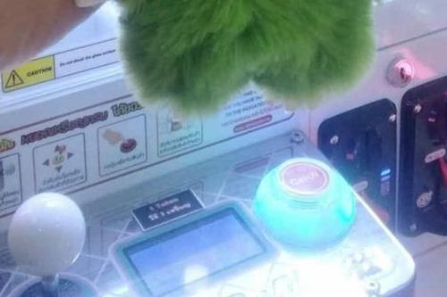 Bàn tay con trai đỏ và đau sau khi chơi gắp thú, người mẹ yêu cầu kiểm tra và phát hiện sự thật