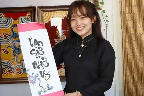 Bà đồ xuống phố đón Xuân