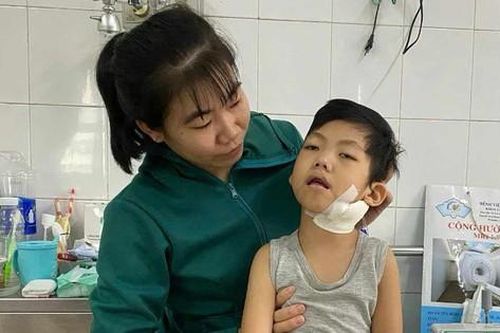 'Tôi mất một đứa con rồi, xin mọi người giúp tôi cứu lấy đứa còn lại'