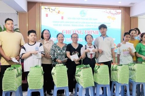 Mang 'Tết yêu thương' đến với phụ nữ khó khăn và trẻ em khuyết tật