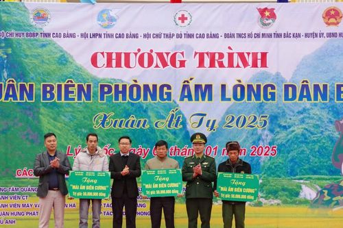 Thắt chặt tình quân - dân cùng 'Xuân Biên phòng ấm lòng dân bản'
