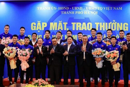 Bầu Hiển thưởng 4,4 tỷ đồng cho cầu thủ CLB Hà Nội và Công an Hà Nội