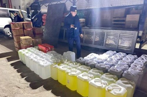 Hà Giang: Tạm giữ gần 1.000 lít rượu và thực phẩm không rõ nguồn gốc