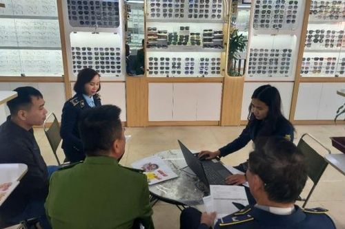 Thái Bình: Xử phạt hộ kinh doanh kính mắt không rõ nguồn gốc