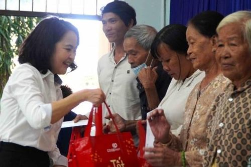 LSP tặng 100 phần quà Tết cho người nghèo xã Long Sơn