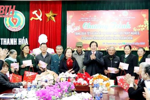 Trao 200 suất quà Tết cho hội viên cựu thanh niên xung phong khó khăn