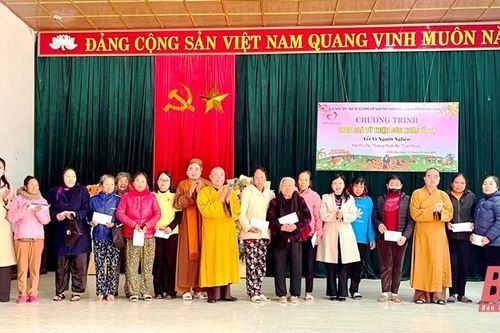 Ban Trị sự Giáo hội Phật giáo Việt Nam tỉnh Thanh Hóa và Quỹ Thiện Tâm trao quà Tết cho hộ nghèo