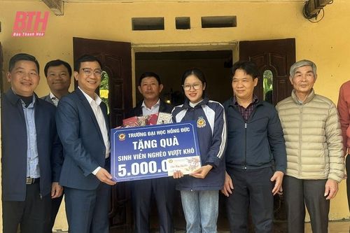 Thăm, tặng quà các gia đình sinh viên có hoàn cảnh đặc biệt khó khăn