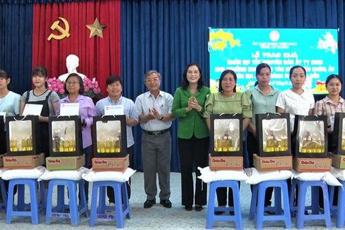 Trao quà tặng trưởng ban công tác mặt trận 52 khóm, ấp TP. Châu Đốc