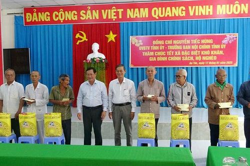 Lãnh đạo tỉnh An Giang chúc Tết xã đặc biệt khó khăn An Tức