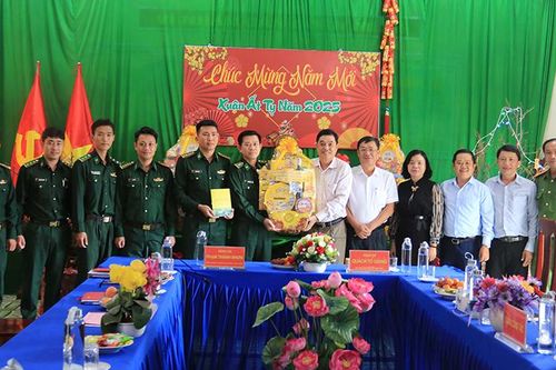 Lãnh đạo TP. Long Xuyên chúc Tết các đơn vị lực lượng vũ trang
